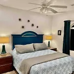 Peacock Suite Hot Tub Sleeps Up To 4 Bbq